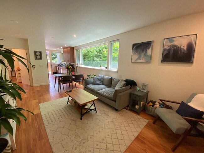 Building Photo - Sola 16