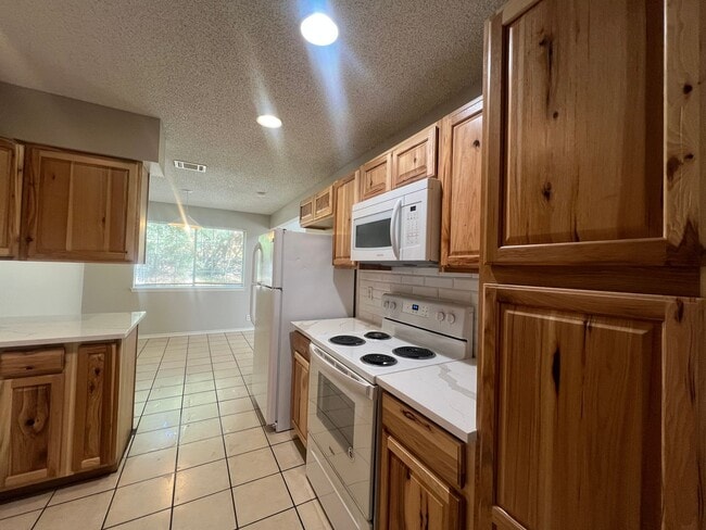 Building Photo - Available July 25: Spacious 3 Bedroom, 2.5 Bath Duplex with Garage