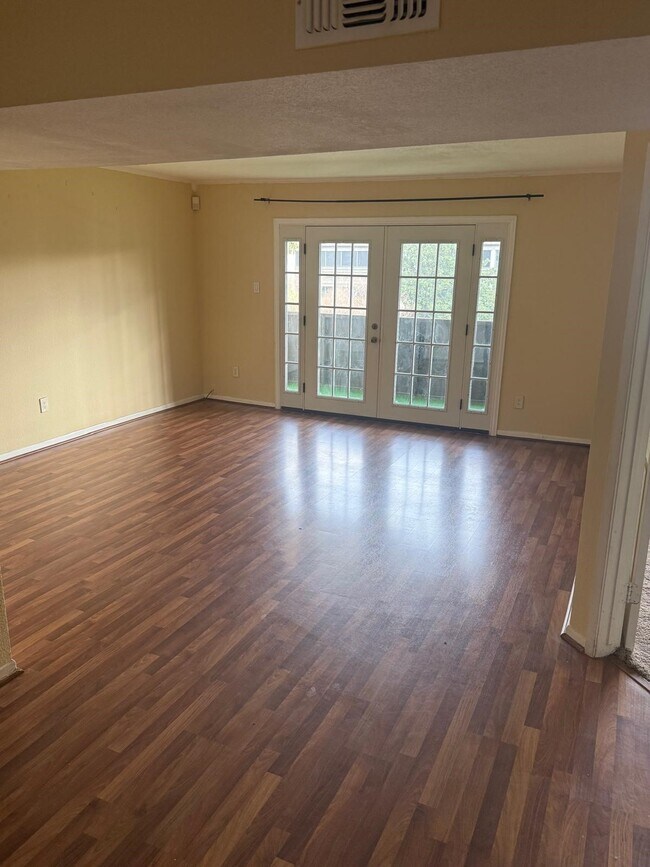 Building Photo - 3055 Walnut Bend Ln