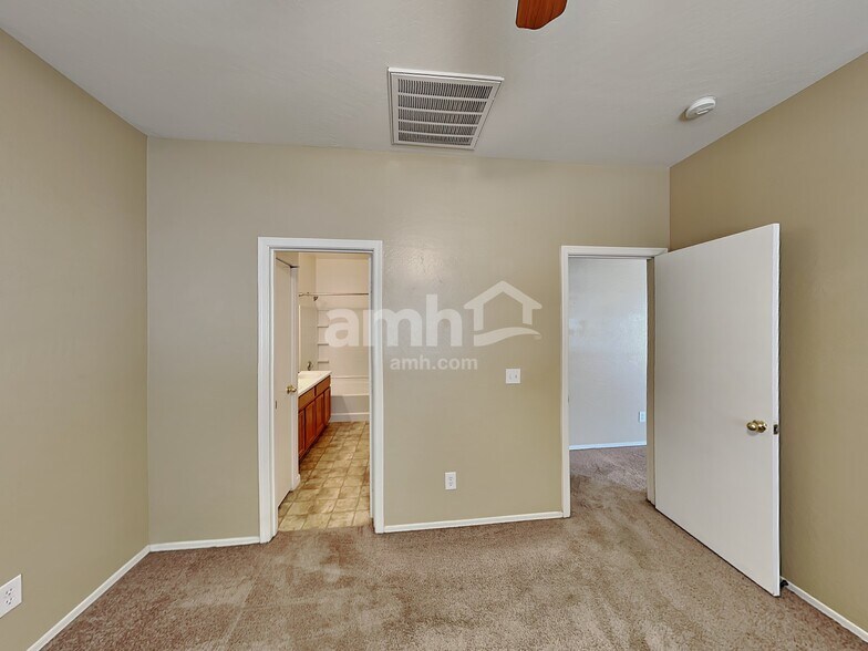 Building Photo - 2142 E Friesian Dr