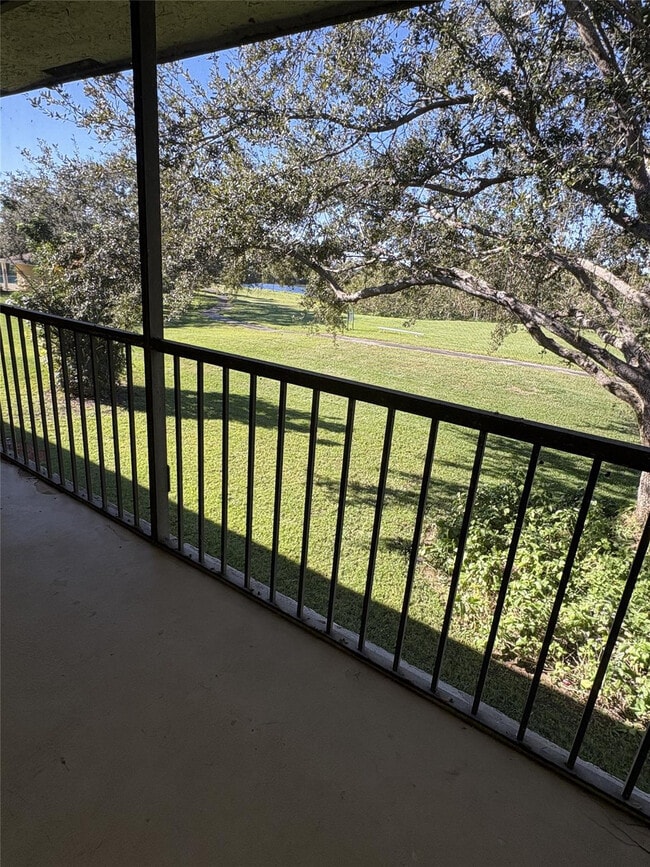 Building Photo - 1529 Meadows Cir W