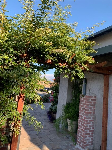 Side - 3137 Larchmont Ln