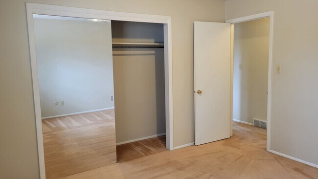 Building Photo - 4 Bed 2.5 Bath with A/C - Available Now!