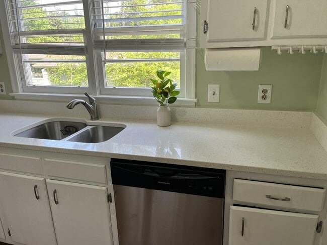 Building Photo - 549 Alpine Way