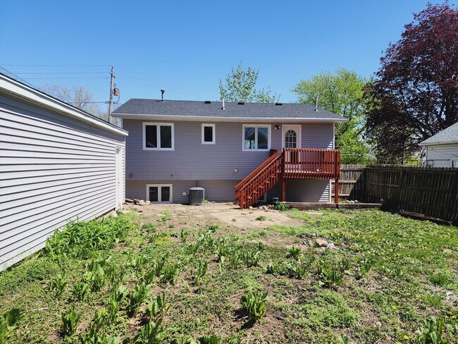 Building Photo - 3 Bedroom 2 Bath Home Available in Knoxville