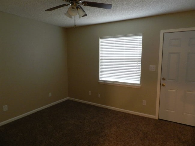 Building Photo - 2388 Parrot Ln