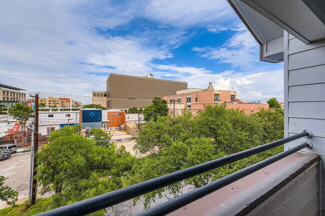 Building Photo - "Charming 1-Bedroom Haven in Austin's Hear...