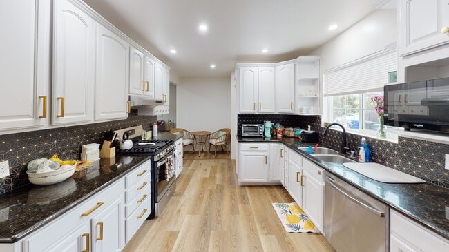 Building Photo - 6328 Mesita Dr