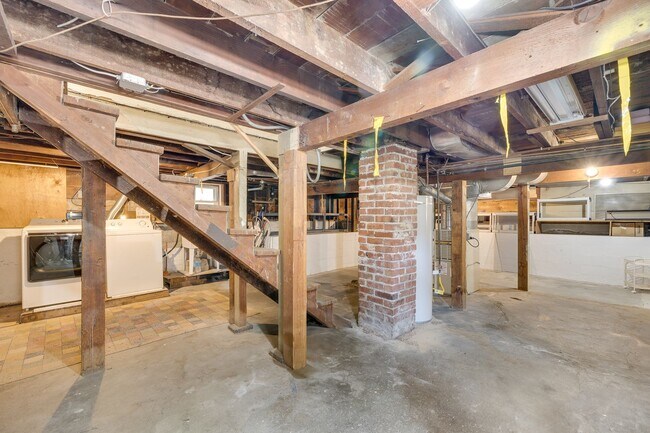 Building Photo - Adorable Wedgewood 4 Bedroom Available Now!