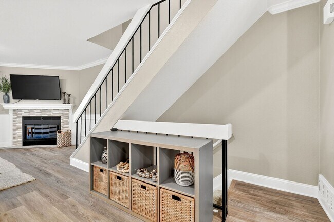 Building Photo - Two Bedroom Townhome W/ Garage!