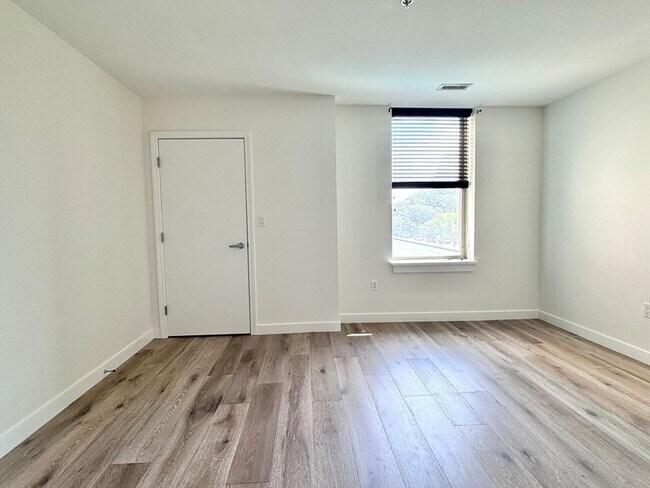 Building Photo - 323 Boylston St