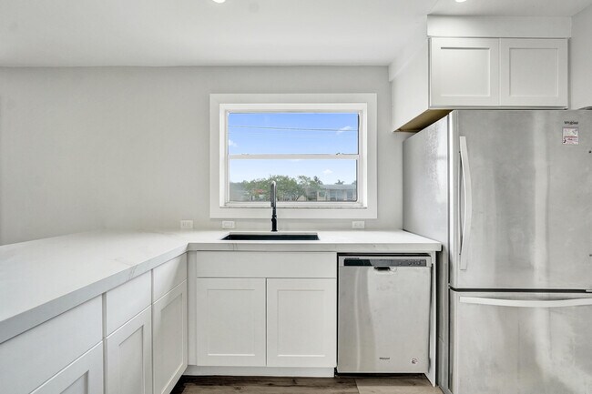 Building Photo - 5601 SW 36th Ct