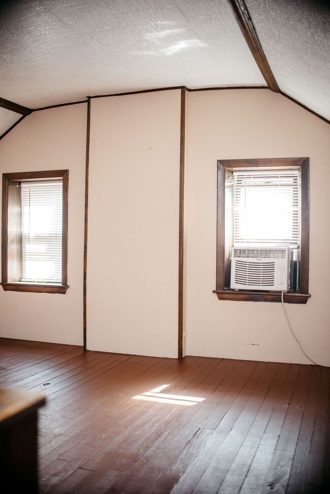 Building Photo - 3 Bedroom, 2 Bath Rown Home, 1st Floor Features 1 Bed and 1 Bath