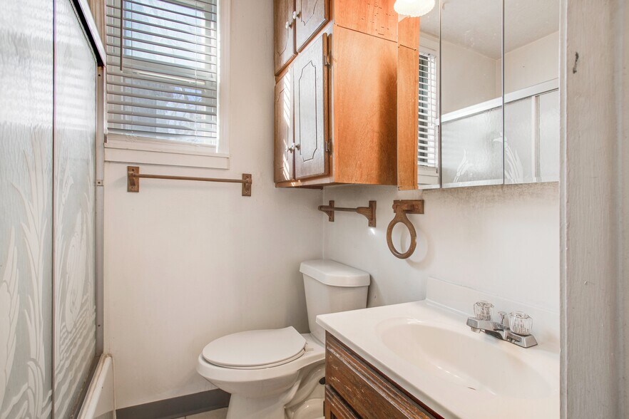Building Photo - 3529 Vernon Drive