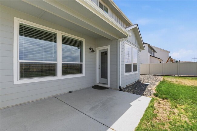 Building Photo - 5 Bedroom, 2.5 Bathroom home located in Southeast Boise