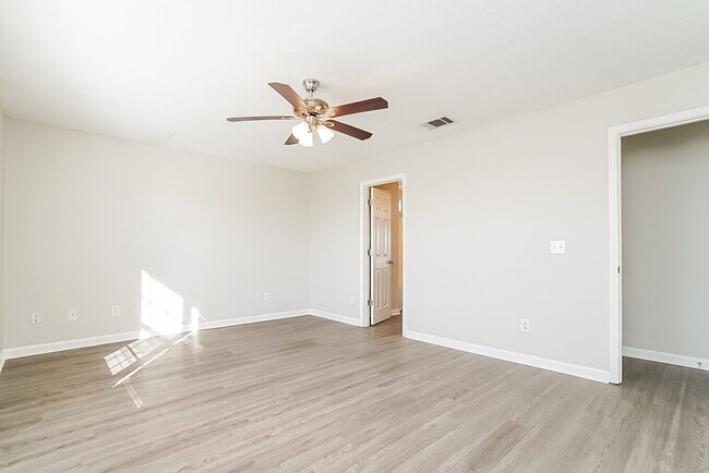 Building Photo - 324 Sarna Dr