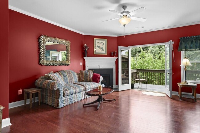 Building Photo - 423 Royal Cres Ln E