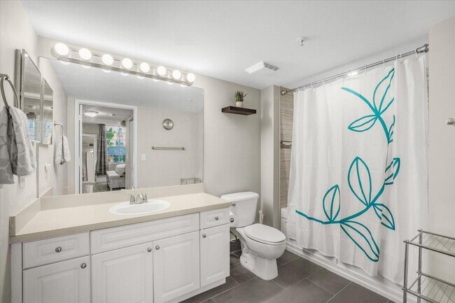 Building Photo - 520 SE 5 Ave