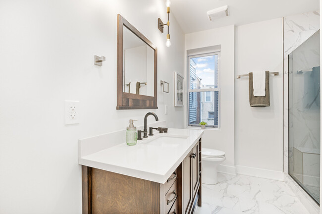 Building Photo - 1135 S 61st St