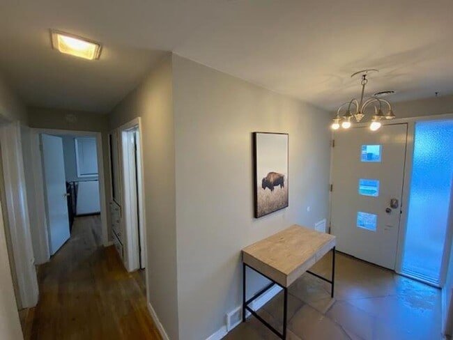 Building Photo - Charming Ranch Style Single Family Home