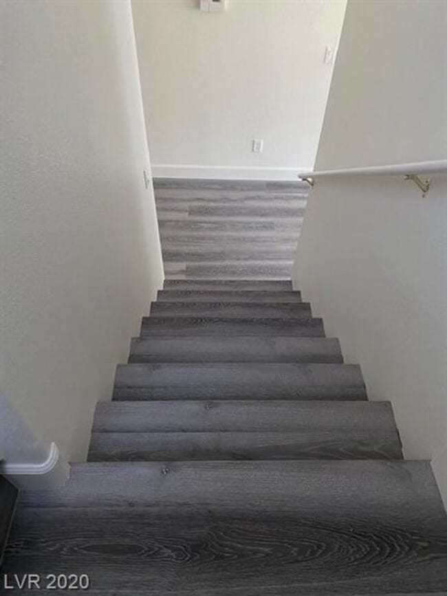 Building Photo - Gorgeous SW Las Vegas 3 beds, 2.5 baths. Luxury vinyl planks throughout.