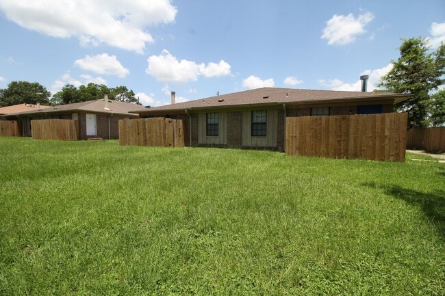 Building Photo - Price drop!!!-Updated 2BD/2BA Apartment in...