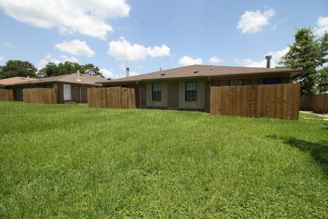 Building Photo - Updated 2BD/2BA Apartment in North Pensaco...