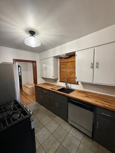 Building Photo - 320 Rosslyn Ave