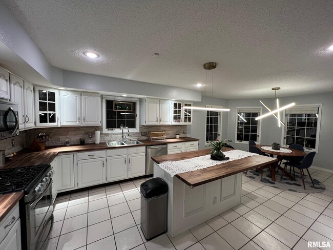Building Photo - 515 Wren Dr