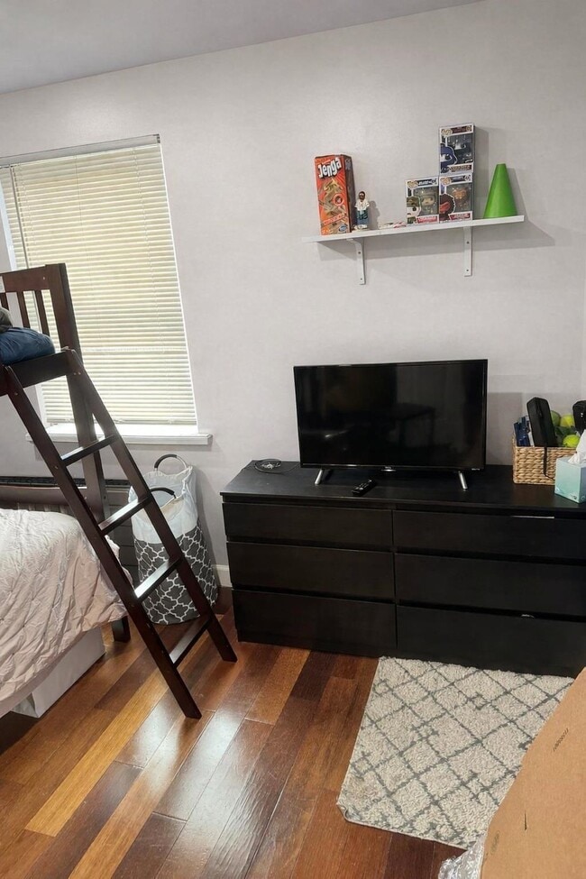 Building Photo - 413-415 9th St