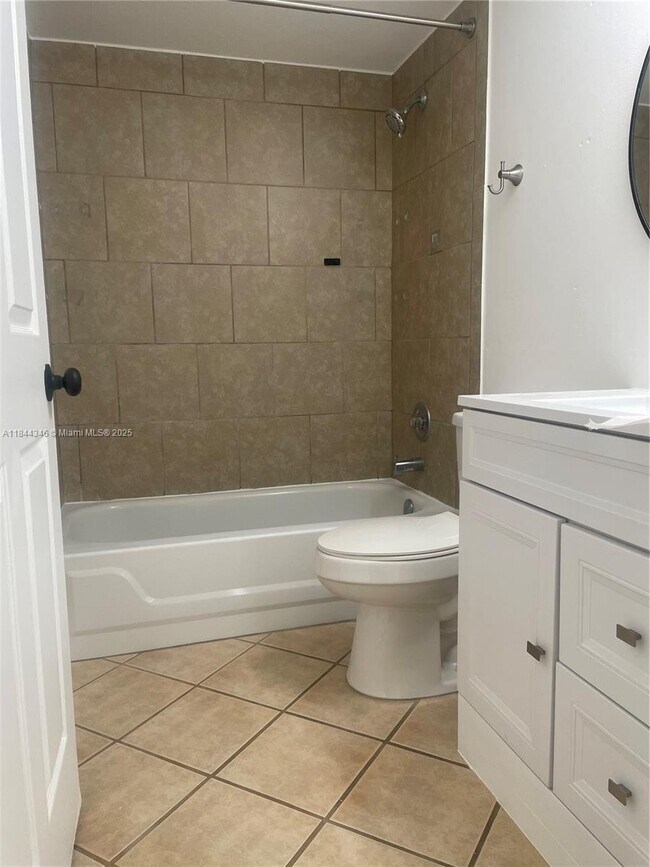 Building Photo - 935 Country Wood Ct