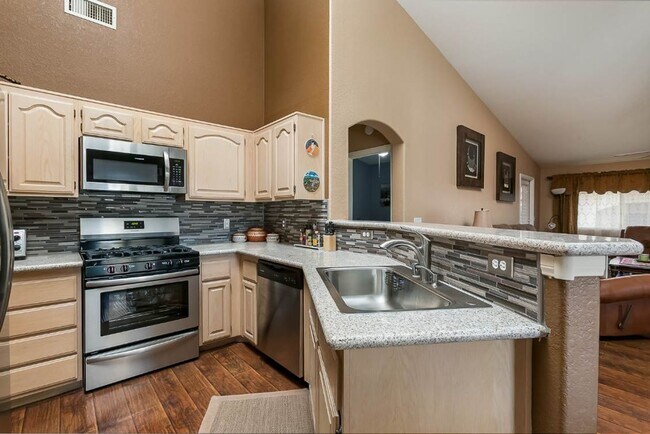 Building Photo - Affordable One of a Kind Furnished 2 Bed 2...