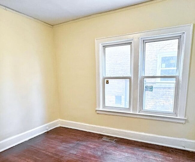 Building Photo - Adorable  3-Bedroom Duplex with Convenient...