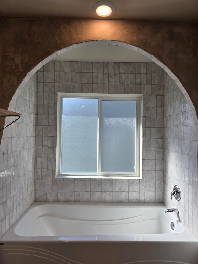 Building Photo - 4 Bedroom Home in Soundview Estates!