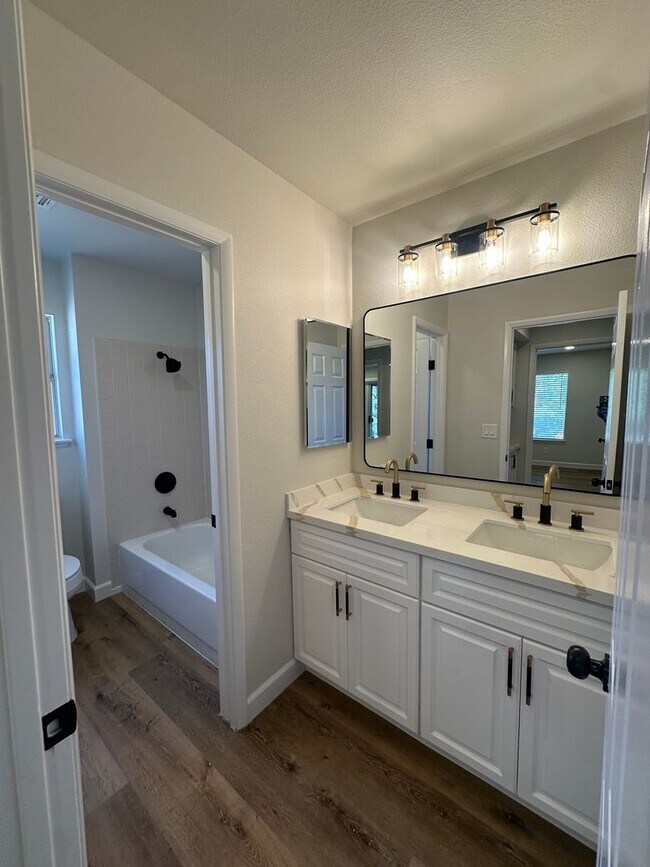 Building Photo - STUNNING DESERT SHORES MINUTES FROM THE LAKES!!!