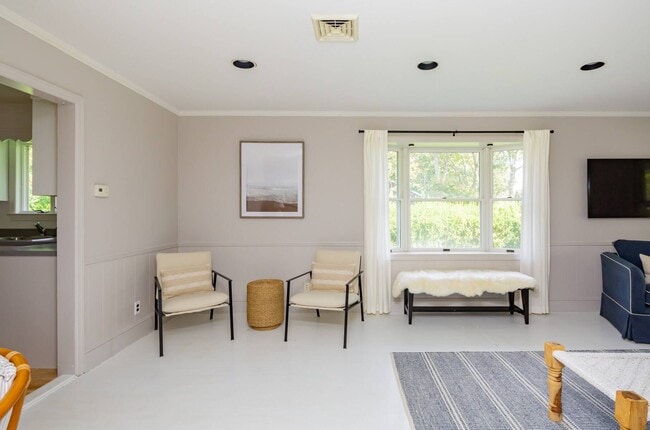 Building Photo - 15 Maidstone Ave