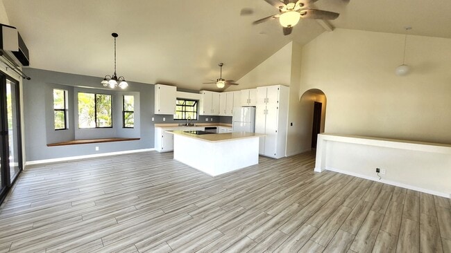 Building Photo - White, June K. (Waikoloa)