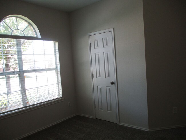 Building Photo - Newly renovated 4/2/2 in Windmill Farms $1950