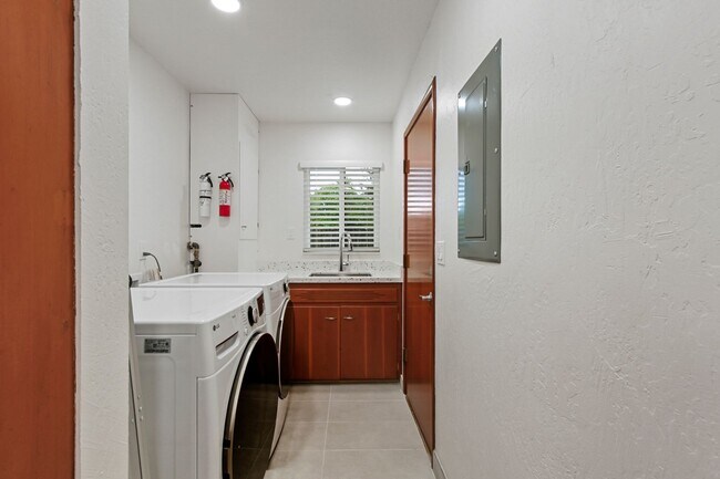 Building Photo - Central Davis 3/2 Mid Modern