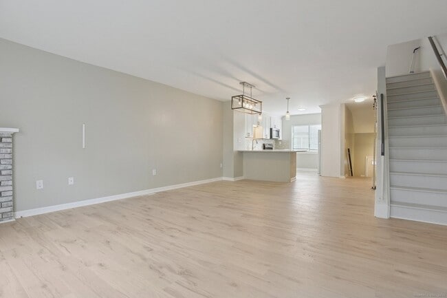 Building Photo - 335 Monticello Dr