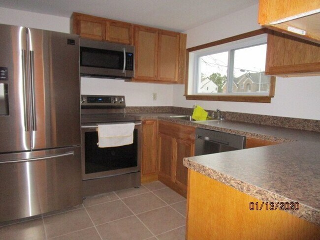 Building Photo - Deep Creek South