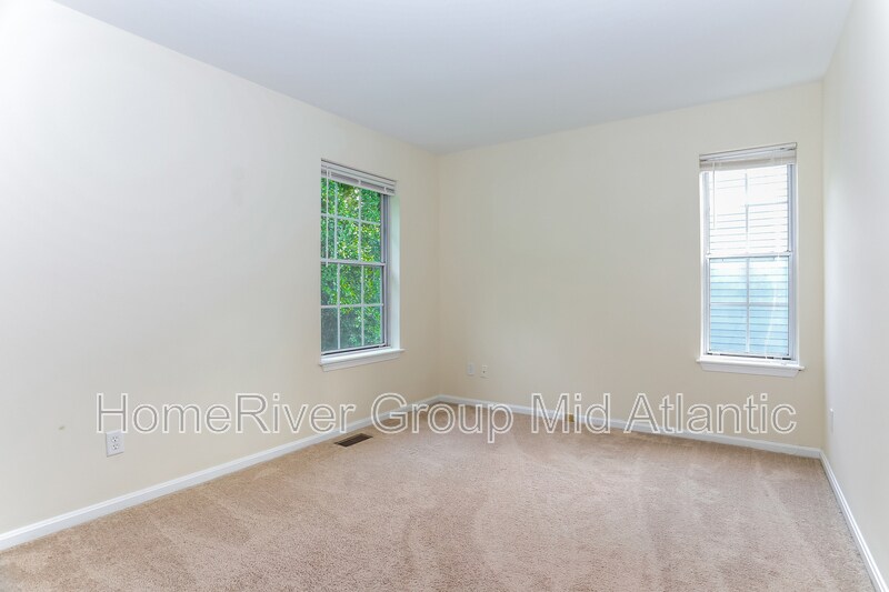 Building Photo - 475 Crisfield Dr
