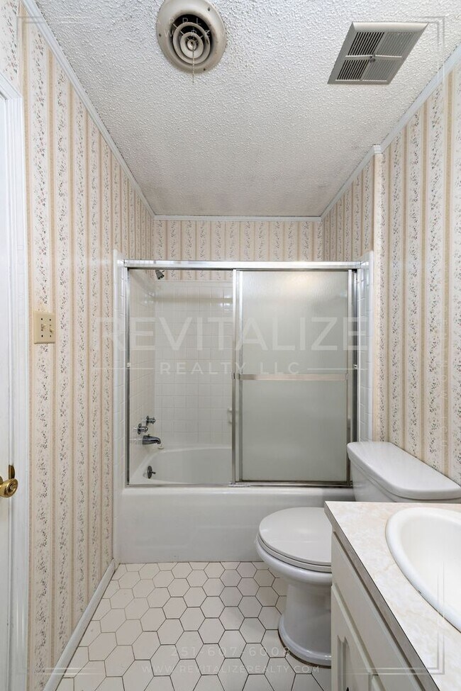 Building Photo - Beautifully Preserved 4 Bd / 3 Ba Vintage ...
