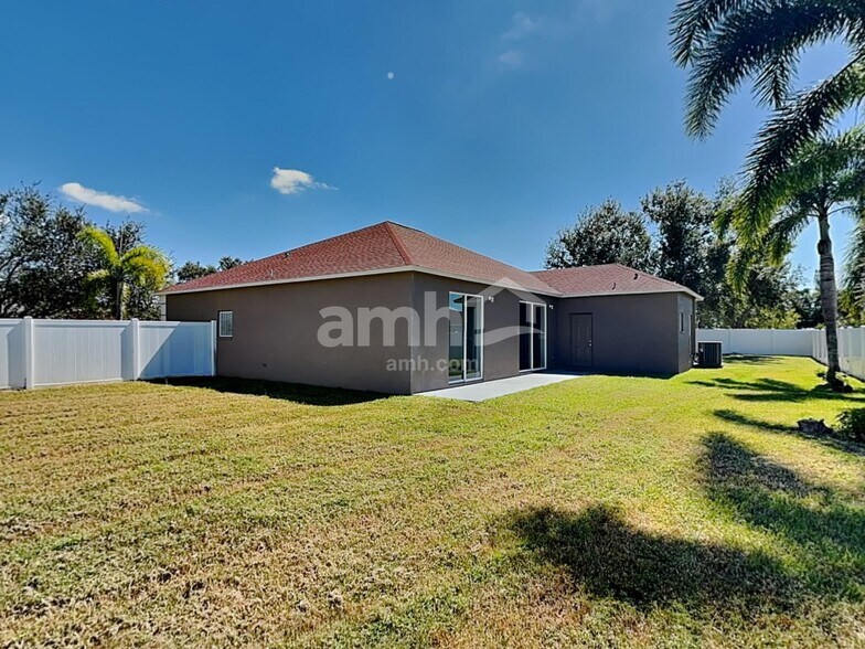 Building Photo - 1403 22nd Ave W