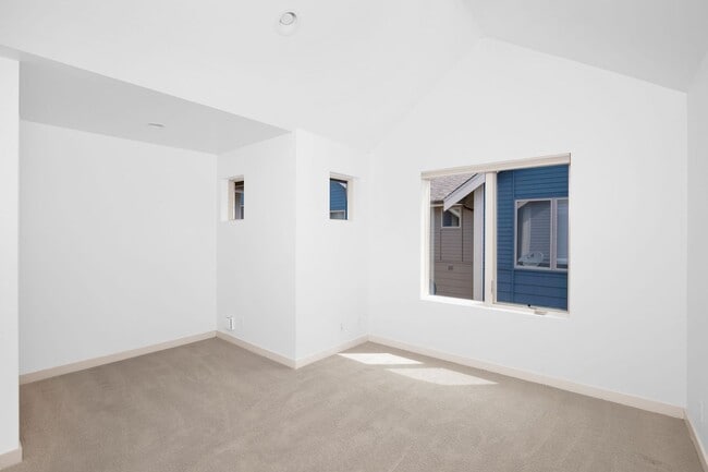 Building Photo - Stunning Townhome in the heart of Columbia...