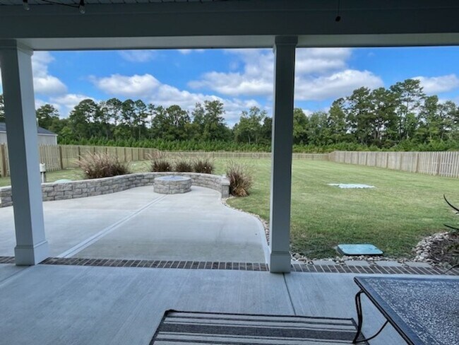 Building Photo - Welcome to this charming 3-bedroom, 2-bath...