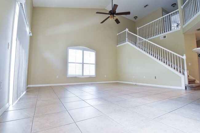 Building Photo - Beautiful 3 Bedroom 2.5 Bath 2 Story Key W...