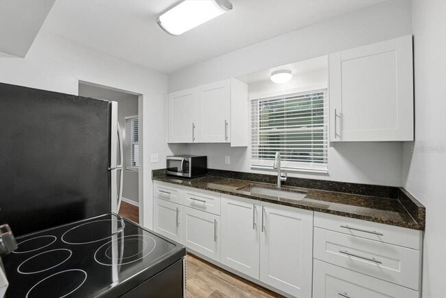 Building Photo - 1826 Pineview Cir