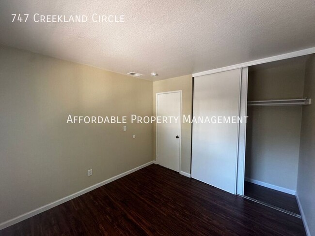 Building Photo - 747 Creekland Cir