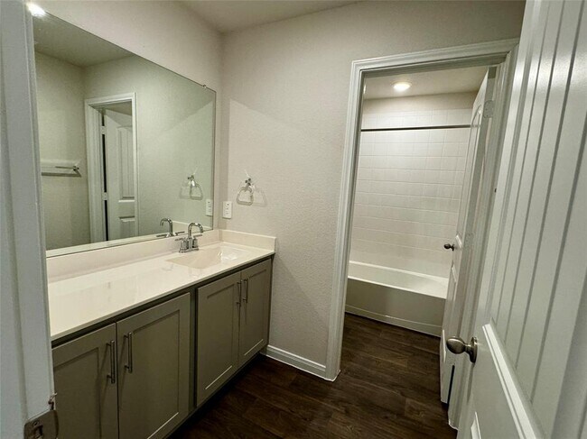 Building Photo - 115 Bethpage Dr
